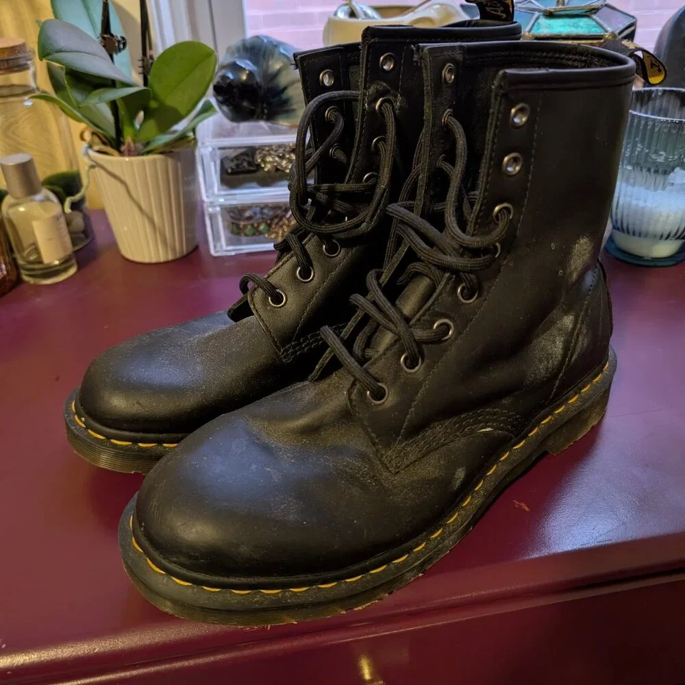 Dr. Martens 1460 8 eye lace up boots - with white paint damage, see photos - Picture 3 of 4